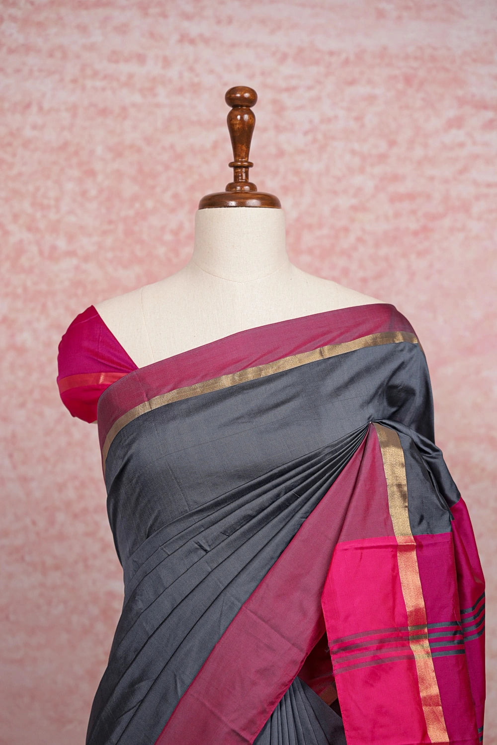 Grey semi silk saree pallu close-up with pink border