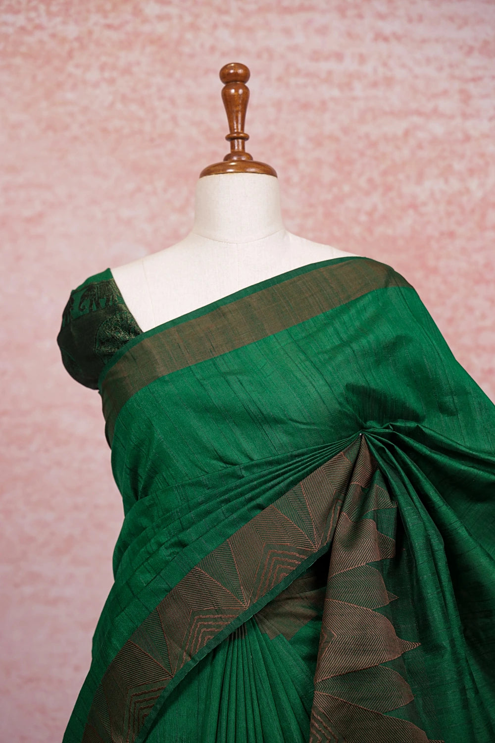 Bottle green jute saree pallu close-up with border