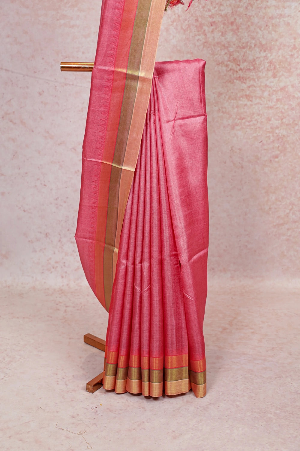 Dark pink tussar silk saree pallu close-up with line border