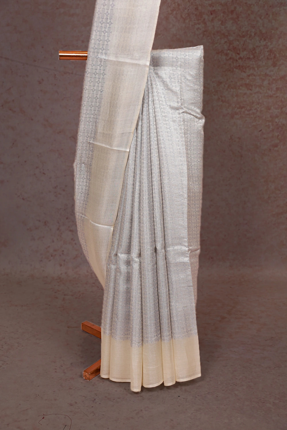 Silver tussar silk saree pallu close-up with plain border