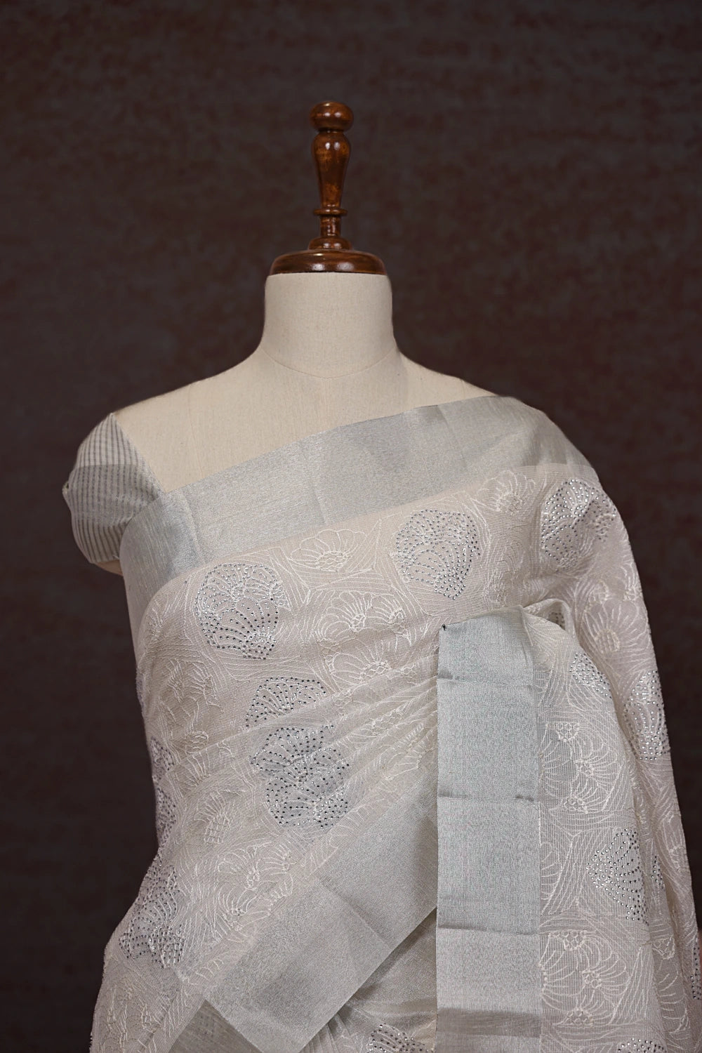 Silver Semi Tissue Saree pallu close-up with silver border