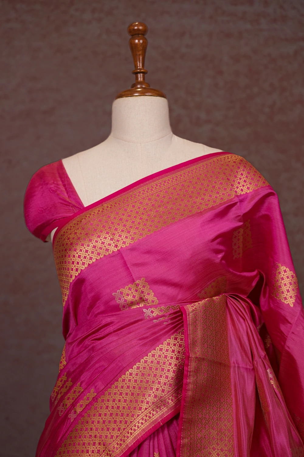 Magenta Pink Art Silk Zari Work Saree pallu close-up with zari border