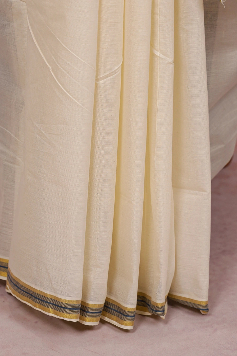 Off White Cotton Kerala Saree fabric texture, plain body detail