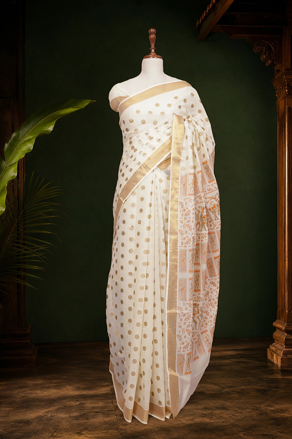 Off White Cotton Kerala Saree pallu close-up with golden border