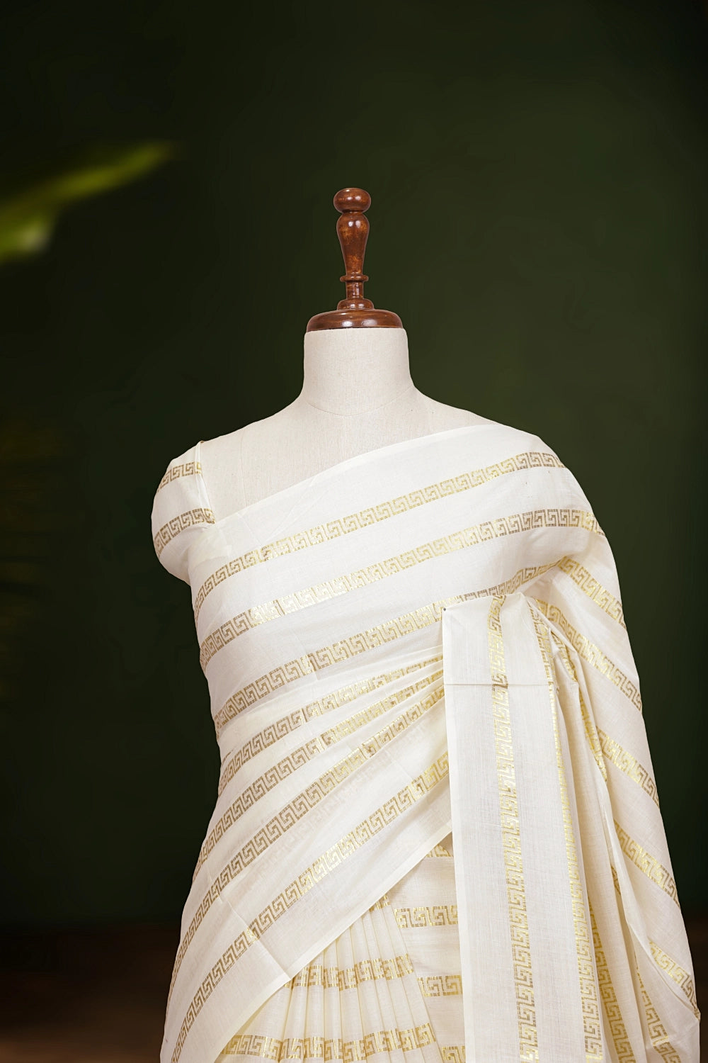 Cream Cotton Kerala Saree fabric texture, line design detail