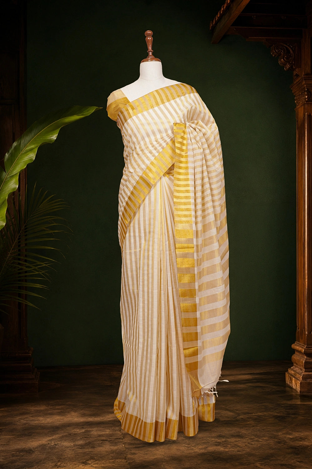 Off White Cotton Kerala Saree pallu close-up with golden stripes
