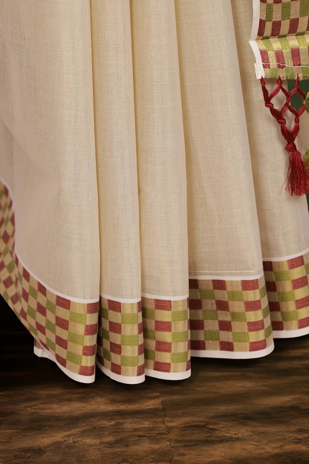 Golden Tissue Plain Kerala Sraee With Check Border - Seematti